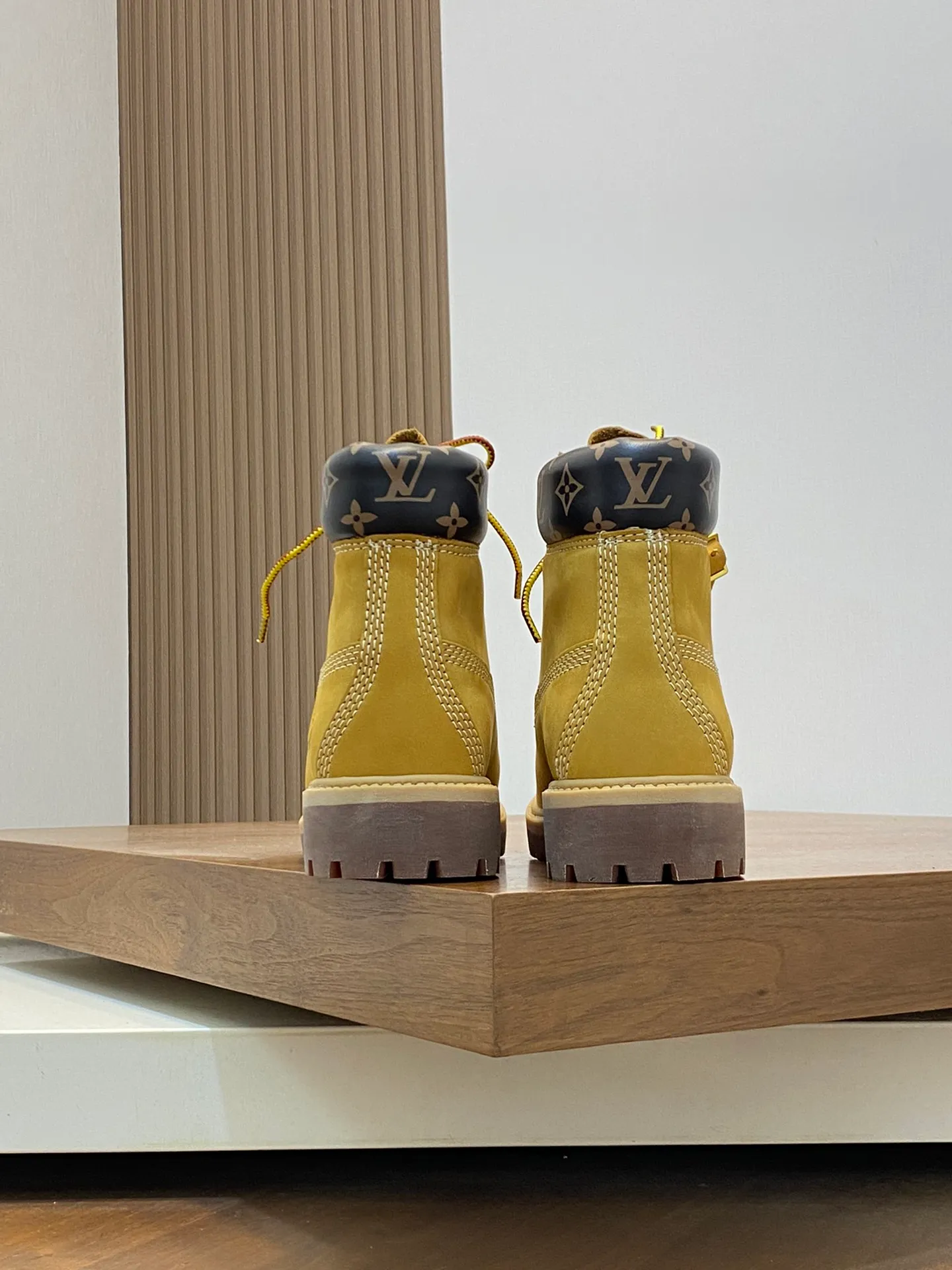 Men's shoes 💰💰760 Loui* Vuitto* x Timberlan* co-branded presbyopic rhubarb boots, ankle boots, short boots, LV x Timberland ankle boots are made of Monogram embossed waterproof nubuck cow leather, relying on the brand's exquisite craftsmanship to carefully reshape the classic Timberland 6-inch boot shape in Italy, making an eye-catching appearance in American workwear style. Created by Pharrell Williams Men's Fall/Winter 2024 show. The Monogram embossed tongue, original Timberland laces and outsole are exquisite details, the leather label expresses the cooperation logo, and the delivery counter is exquisitely packaged! ▪️Size: Women's 35-40 (customized in 40) ▪️Size: Men's 39-46 (45/46 customized)